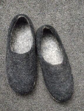 "Nootkas" Women's Charcoal Felt Slip-On Slippers with Dust Bag